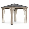 Pérgola de madera con techo de metal y cortinas de poliéster