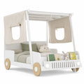 Cama infantil en forma de coche de madera blanca con detalles beige